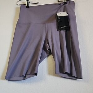 Nike Universa Women's Medium-Support High-Waisted 8"  Biker Shorts